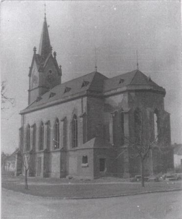 Poškozený kostel po náletu